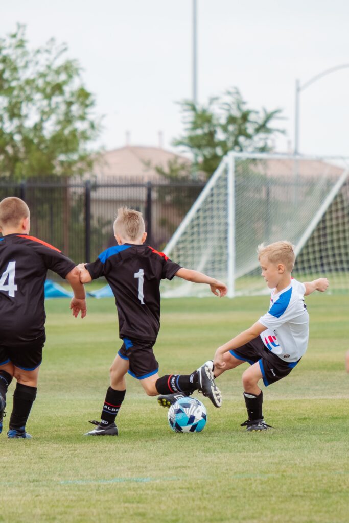 Kids spielen Fußball